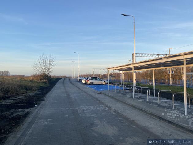 Parking przy przystanku kolejowym w Będziemyślu. Fot. Mateusz Bryndza Parking przy przystanku kolejowym w Będziemyślu. Fot. Mateusz Bryndza
