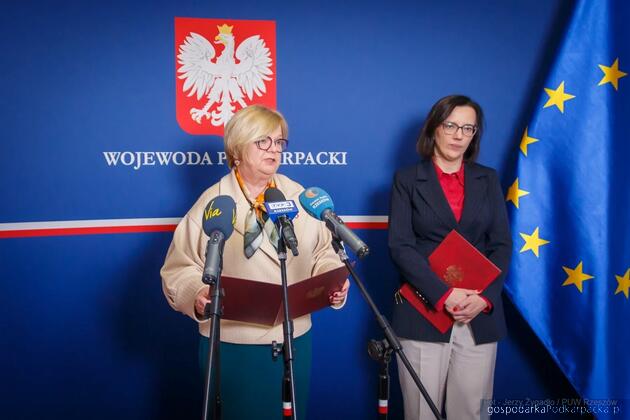Od lewej wojewoda Teresa Kubas-Hul i dyrektor Monika Barszcz-Chodkowska