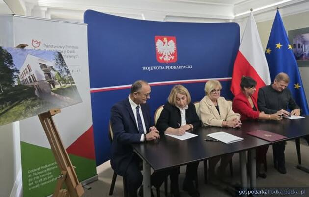 Fot. pfron.org.pl (podpisanie umowy na dofinansowanie inwestycji)
