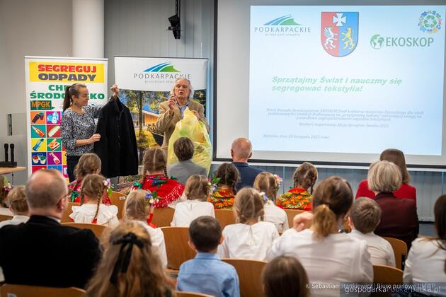 Od lewej Katarzyna Ruszała i Mirosław Ruszała ze Stowarzyszenia Ekoskop podczas prelekcji o recyclingu. Fot. Sebastian Stankiewicz