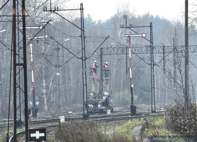 Demontaż sieci trakcyjnej w stacji Sobów. Fot. Paweł Babiarz