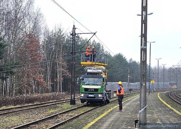 Demontaż sieci trakcyjnej w stacji Sobów. Fot. Paweł Babiarz
