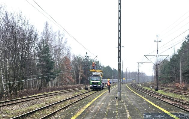 Demontaż sieci trakcyjnej w stacji Sobów. Fot. Paweł Babiarz Demontaż sieci trakcyjnej w stacji Sobów. Fot. Paweł Babiarz