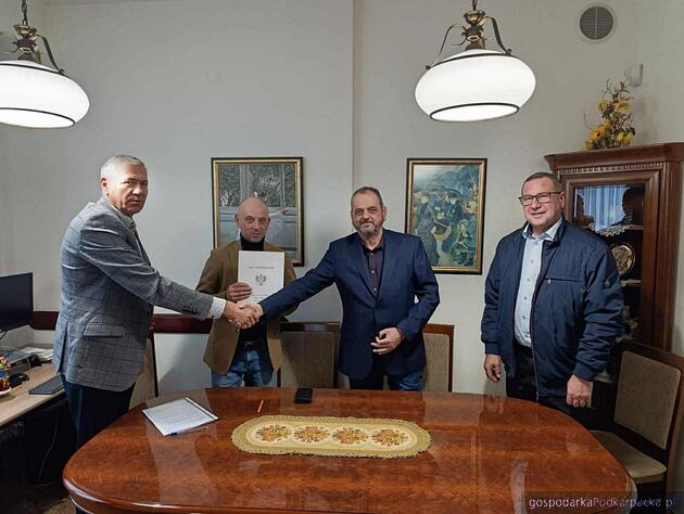 test Od lewej: burmistrz Nowej Dęby Wiesław Ordon oraz starosta tarnobrzeski Paweł Bartoszek, wicestarostowie Wojciech Śmiech i Robert Pędziwiatr. Fot. powiat tarnobrzeski