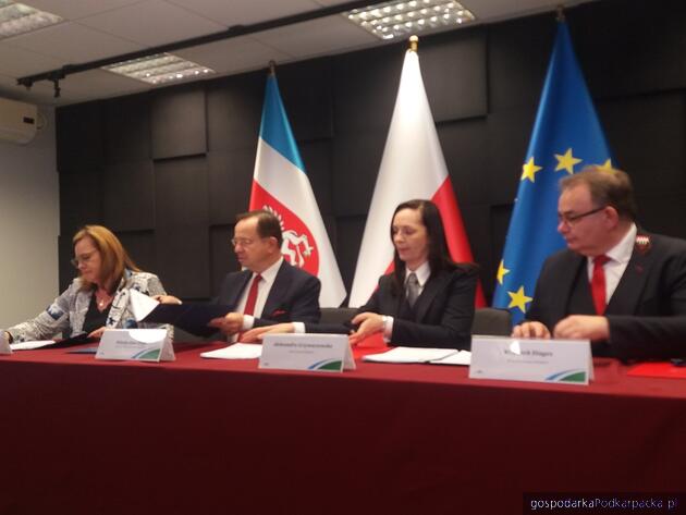 test Od lewej wicemarszałek Małgorzata Jarosińska-Jedynak, marszałek Władysław Ortyl, prezes Polregio Aleksandra Grzywaczewska i wiceprezes Wojciech Gisges