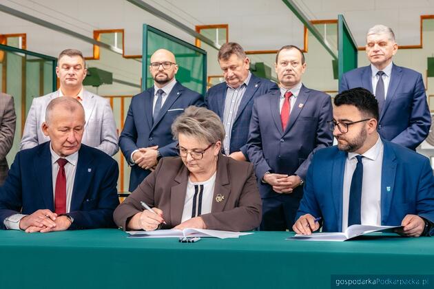 Dokumenty podpisują (od lewej) starosta łańcucki Adam Krzysztoń, wicestarosta Maria Pilawa-Kraus oraz starosta rzeszowski Krzysztof Jarosz