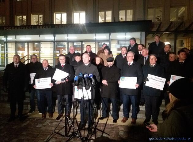 Konferencja starostów i dyrektorów szpitali po obradach konwentu przed Urzędem Wojewódzkim Konferencja starostów i dyrektorów szpitali po obradach konwentu przed Urzędem Wojewódzkim