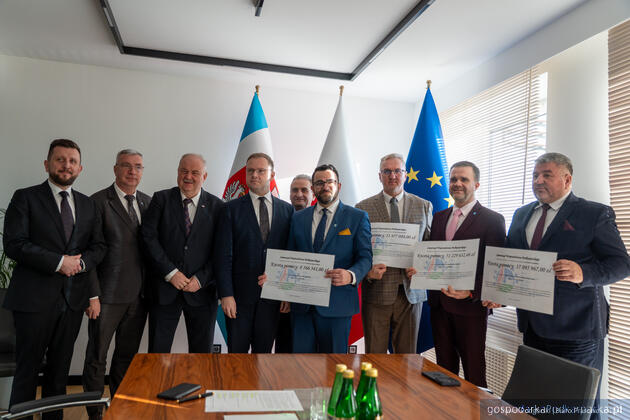 test Cztery umowy na dotacje na scalenia gruntów podpisane