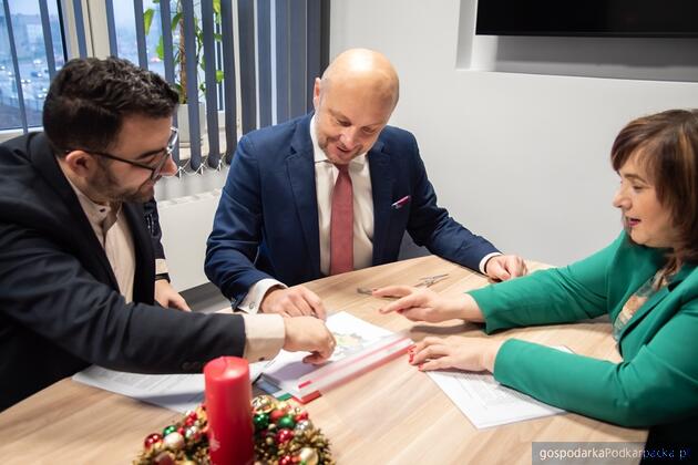 od lewej starosta Krzysztof Jarosz, prezydent Rzeszowa Konrad Fijołek i radna Krystyna Wróblewska 