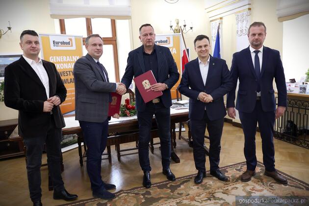 Od lewej pełnomocnik SIM Andrzej Rzeszuto prezes SIM Podkarpacie Krzysztof Mazur oraz prezes Eurobud Grupa sp. z o.o. z Bystrowic Łukasz Płocica. Obecni byli burmistrz Jarosławia Marcin Nazarewicz oraz Paweł Bogdan - dyrektor ds. kontraktów i realizacji Eurobud Grupa