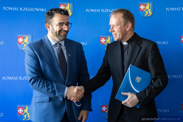 Dwie umowy podpisane zostały z Caritas Diecezji Rzeszowskiej. Od lewej starosta Krzysztof Jarosz i ksiądz dyrektor Piotr Potyrała. Fot. Klaudia Krupa