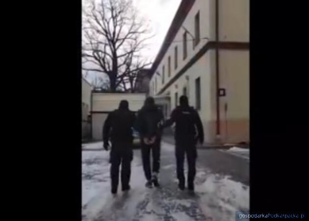 Policjanci prowadzą jednego z uczestników bójki. Fot. policja