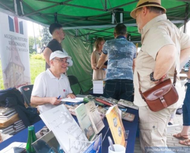 test Książki podpisuje Bogusław Szwedo. Fot. WiMBP