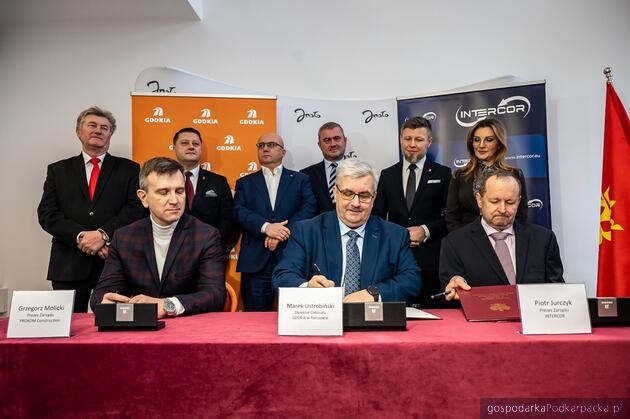 Dokumenty podpisują (od lewej) prezes Prokom Construction Grzegorz Molicki, dyrektor GDDKiA w Rzeszowie Marek Ustrobiński i prezes Intercor  Piotr Jurczyk