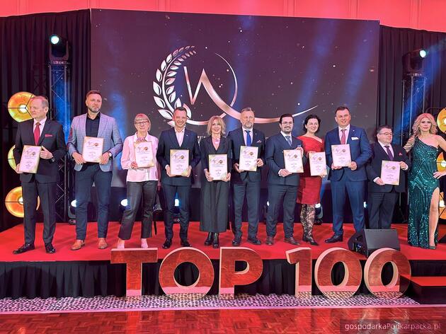 Adam Hamryszczak (trzeci z prawej) na gali portalu Wasza Turystyka