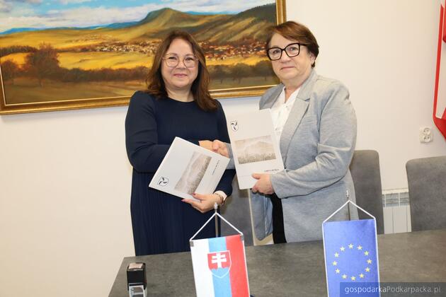 Dukla i Svidnik podpisały umowę na realizację projektu &bdquo;Dukla-Svidnik na dw&oacute;ch k&oacute;łkach&rdquo;