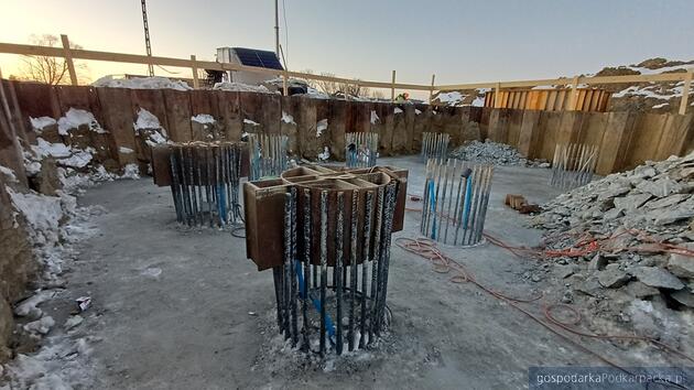 Montaż kloszy do próbnego obciążenia pali. Fot. GDDKiA