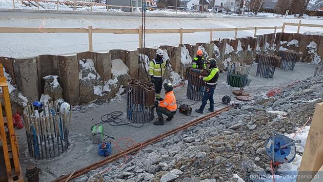 Montaż stanowiska do próbnego obciążenia pali. Fot. GDDKiA