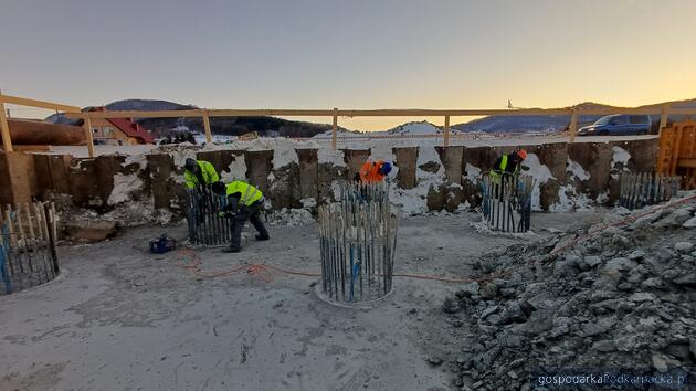 Przygotowywanie zbrojenia i głowic pali. Fot. GDDKiA