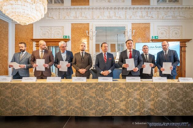 Sygnatariusze porozumienia z marszałkiem Władysławem Ortylem i dyrektorem Departamentu Kultury Urzędu Marszałkowskiego Mateuszem Wernerem. Fot. Sebastian Stankiewicz