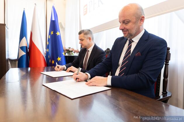 Od lewej prezes PFR Piotr Matczuk i prezydent Konrad Fijołek. Fot. Grzegorz Bukała 