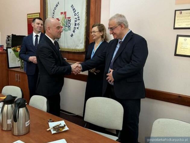 Na pierwszym planie z lewej starosta tarnobrzeski Paweł Bartoszek i dyrektor Marek Gronkowski