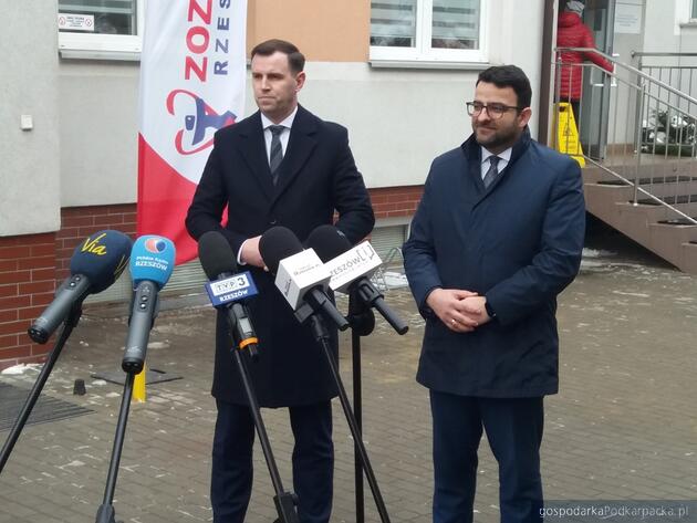 test Od lewej dyrektor ZOZ nr 2 w Rzeszowie Jakub Dzik i starosta rzeszowski Krzysztof Jarosz podczas konferencji przed placówką.