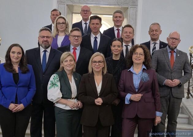 test Klub Centrum. Pierwsza z prawej w pierwszym rzędzie Elżbieta Burkiewicz