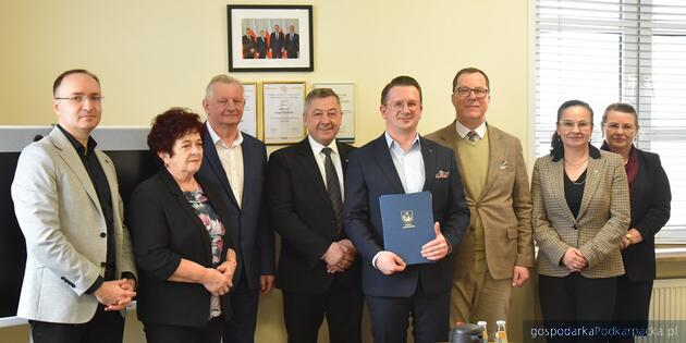 Od lewej: przewodniczący Rady Powiatu Strzyżowskiego Tomasz Wójtowicz, członkowie zarządu powiatu strzyżowskiego Zofia Strzępek i Stanisław Gierlak, wicestarosta Zbigniew Korab, starosta Robert Godek, sekretarz powiatu Celina Bałchan i zastępczyni ca skarbnika Małgorzata Kata. Fot. Wiesław Plezia