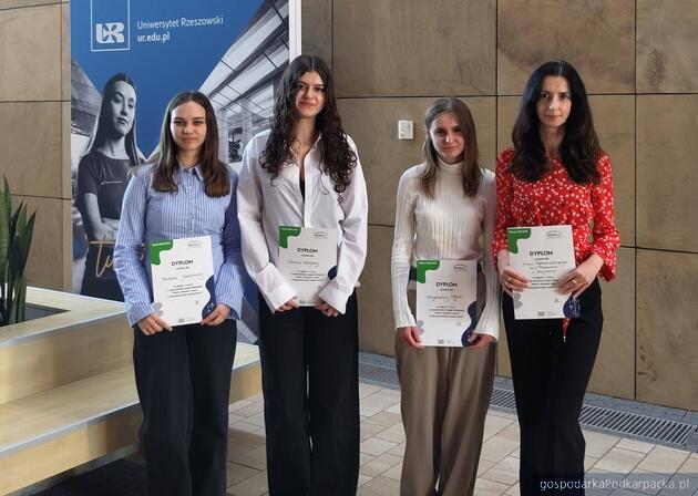 Zwyciężczynie ze Strzyżowa. Fot. Liceum Ogólnokształcące im. Adama Mickiewicza w Strzyżowie