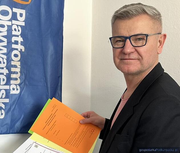 Krzysztof Kłak podczas głosowania