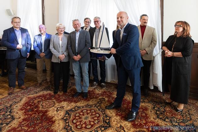 Prezydent Konrad Fijołek otrzymał od działaczy Podkarpackiego Rzeszowskiego Związku Żeglarskiego model jachtu. 