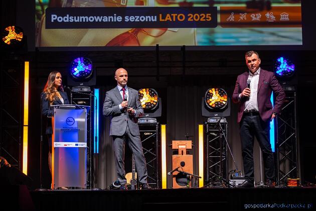 Od lewej prowadząca galę Aleksandra Gołda, wiceprezes Portu Lotniczego Bartosz Górski i prezes Adam Hamryszczak