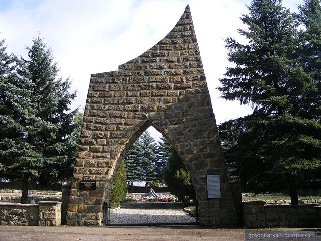 test Cmentarz wojenny w Dukli. Fot. Wikipedia