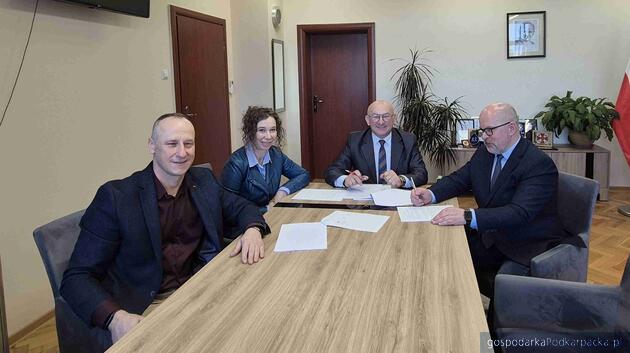 Podpisanie umowy w krośnieńskim starostwie