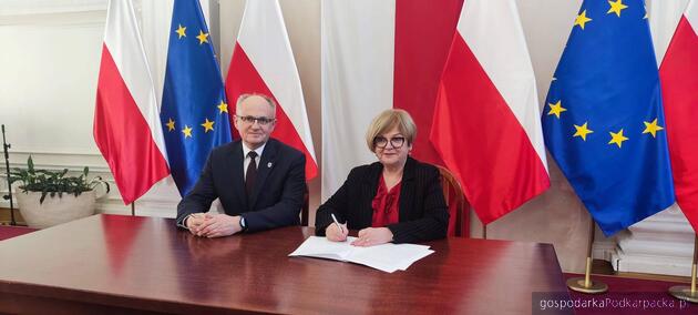 Od wójt Korczyny Grzegorz Półchłopek  i wojewoda Teresa Kubas-Hul