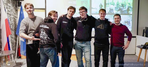 Sukces student&oacute;w Politechniki Rzeszowskiej na Euro Defense Tech Hackathon