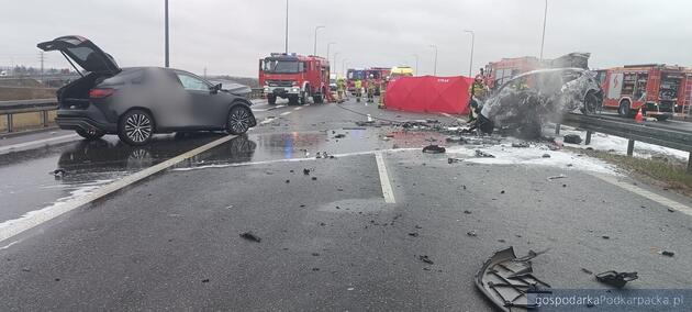 Wypadek i pożar na zjeździe z S19, węzeł Rzesz&oacute;w Wsch&oacute;d