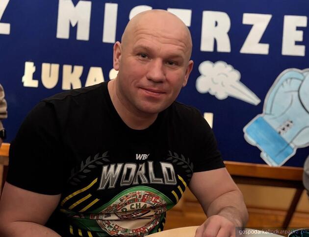 test Łukasz Różański podczas spotkania z uczniami w Jasionce. Fot. Facebook