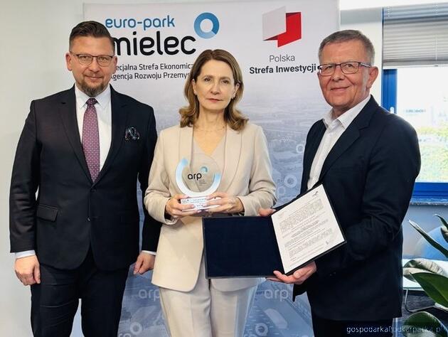Od lewej dyrektor oddziału ARP w Mielcu Wiktor Cichoń, prezes Bury sp. z o.o. Bernadetta Dzik i zastępca dyrektora oddziału ARP w Mielcu Krzysztof Ślęzak. Fot. ARP