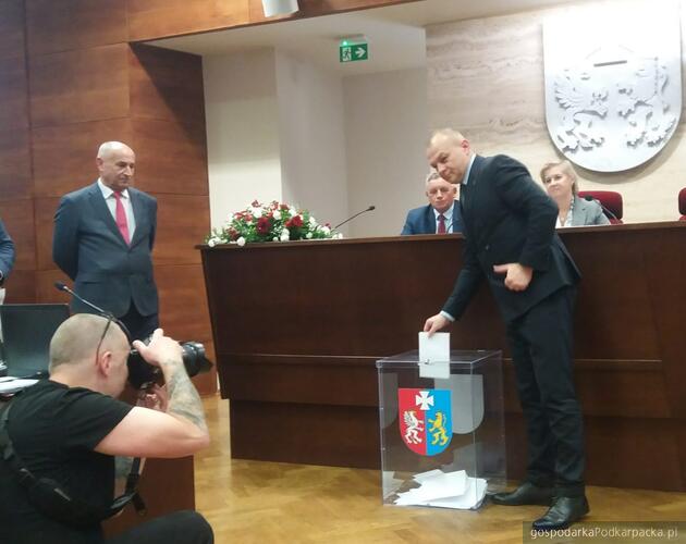 Głosuje radny Mirosław Majkowski z Konfederacji