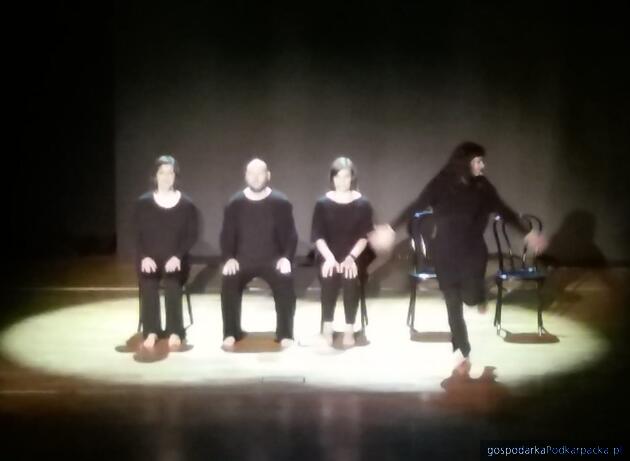 Performance na otwarcie