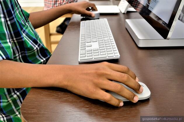 Osoba na stanowisko: pracownik biurowy