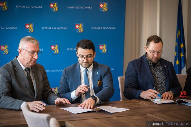 Od lewej wicestarosta Jerzy Bednarz, starosta Krzysztof Jarosz i zastępcę komendanta głównego Strzelca Miłosz Elgass