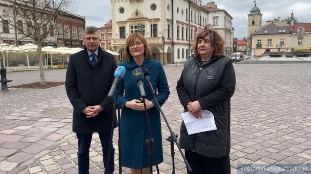 Od lewej Marcin Warchoł, Ewa Leniart i Krystyna Wróblewska 