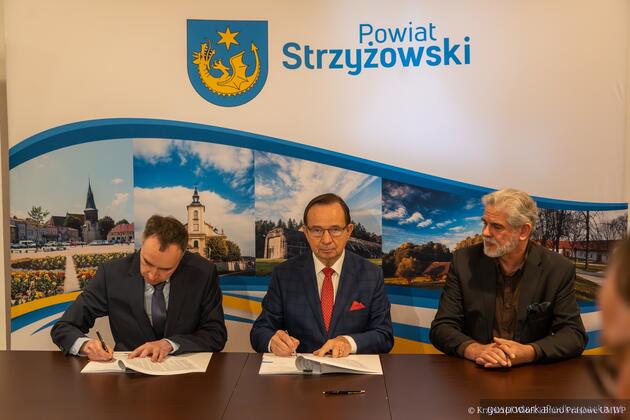 Od lewej Przemysław Patruś z firmy Trasal, marszałek Władysław Ortyl, i dyrektor PZDW Piotr Miąso