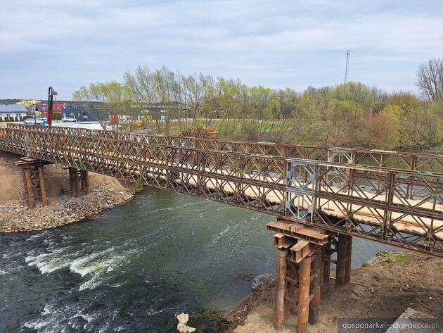 Przebudowa mostu w Dąbr&oacute;wkach. Wkr&oacute;tce gotowa będzie przeprawa tymczasowa 