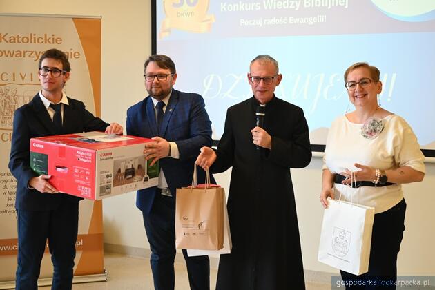 Od lewej zwycięzca Dawid Nakonieczny, Łukasz Mroczyński-Szmaj z Civitas Christiana, ks. dr Marek Dzik (moderator Dzieła Biblijnego Diecezji Rzeszowskiej) i Izabela Fac z Kancelarii Sejmiku