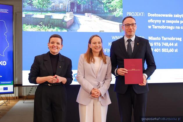 Od lewej ministerstwo kultury i dziedzictwa narodowego Marta Cienkowska, minister funduszy i polityki regionalnej Katarzyna Pełczyńska-Nałęcz, prezydent Tarnobrzega Łukasz Nowak
