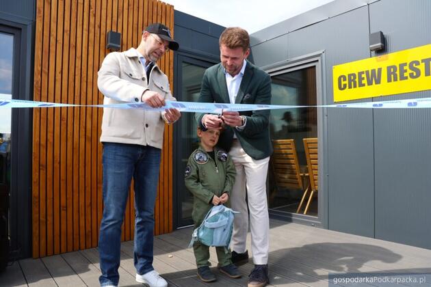 Otwarcie Domku Pilota. Wstęgę przecinają (od lewej:) prezydent Mielec Radosław Swół i prezes Lotniska Jakub Cena. Fot. Lotnisko Mielec